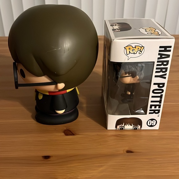 Funko Harry Potter Figure with Red and Yellow Scarf - Picture 4 of 6